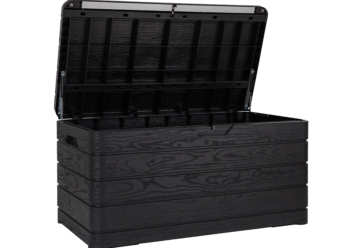 Δείχνει το μπαούλο ανοιχτό